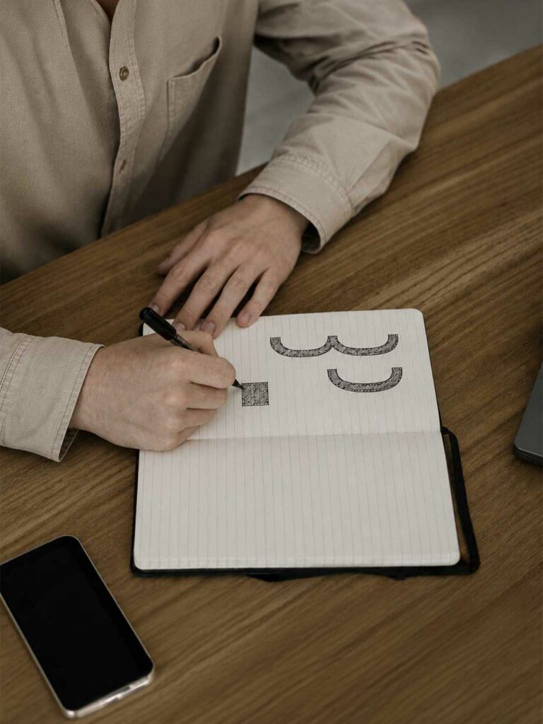 Croquis du logo Bruit Pur Design dans un carnet pour un projet d’identité visuelle