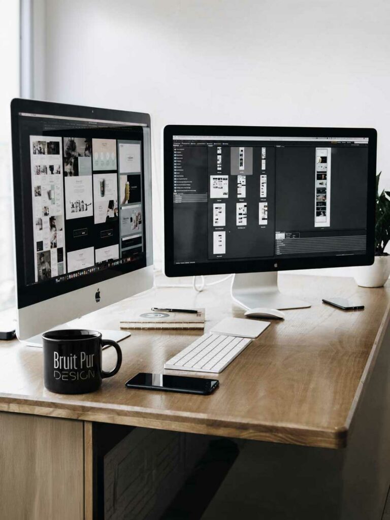 Espace de travail avec maquettes de site WordPress pour Bruit Pur Design