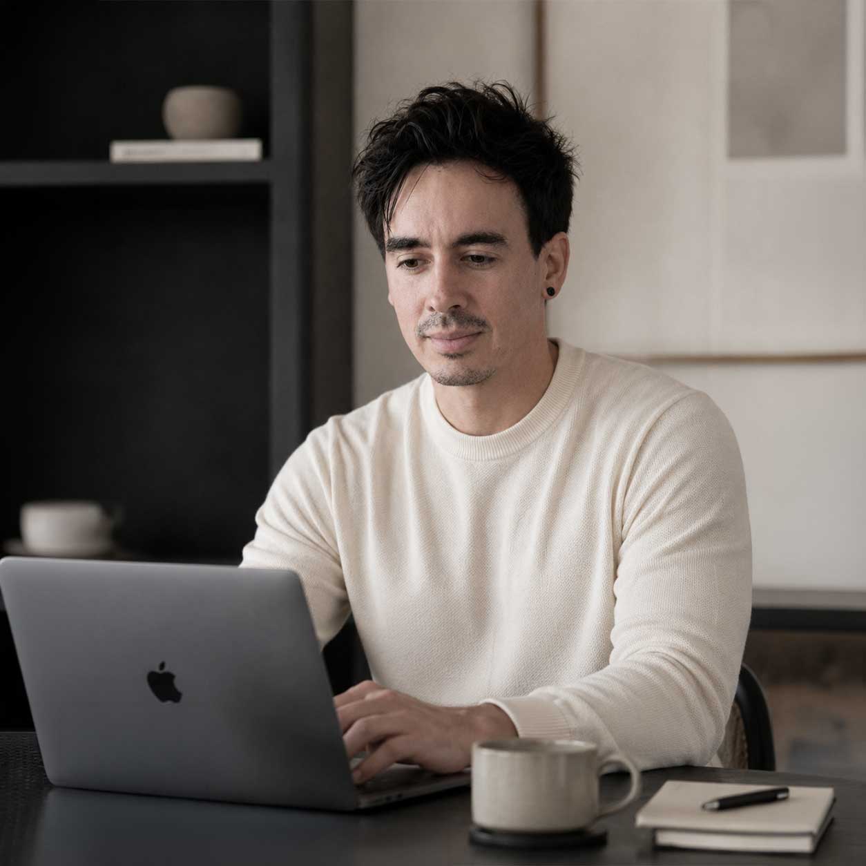 Bertrand Leleu, directeur artistique web freelance à Lille, travaillant sur un projet de création de site internet